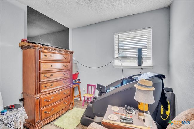Down stairs small bedroom- nursey or twin bed | Image 35
