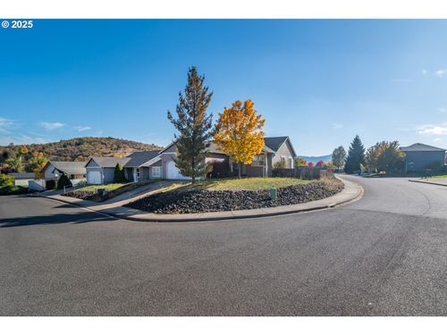 115 Silverado St, Roseburg, OR, 97471-5010 | Card Image