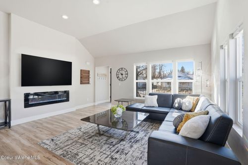 623 W Empire Ave, Coeur D Alene, ID, 83814-2102 | Card Image