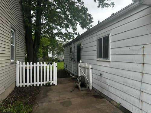 20943 Hollywood St, Harper Woods, MI, 48225-1167 | Card Image
