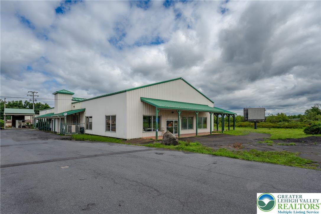 4300 Manor Dr, Stroudsburg, PA 18360