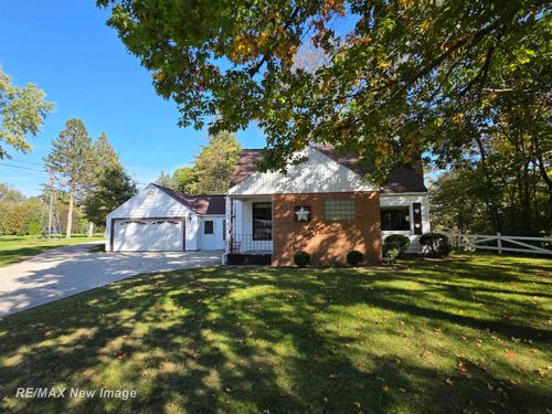 810 N Line Street, Chesaning Village, MI, 48616 | Card Image