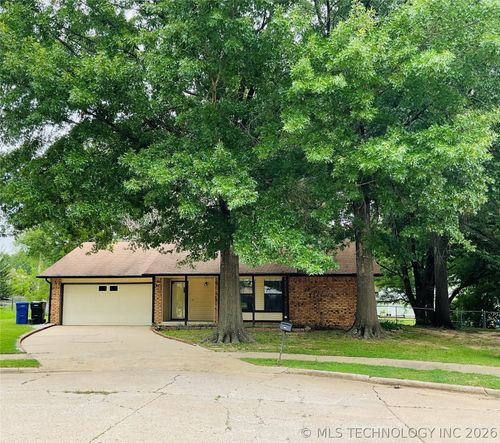 1101 W Vicksburg Place, Broken Arrow, OK, 74011 | Card Image