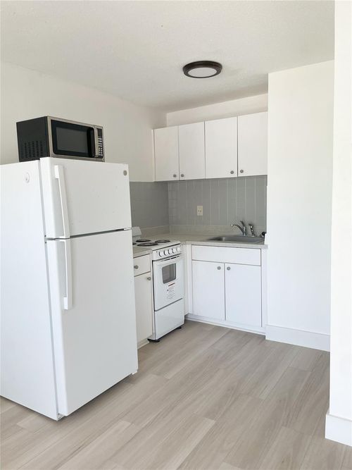 apt-7-515 Se 9th St, Fort Lauderdale, FL, 33316-1174 | Card Image