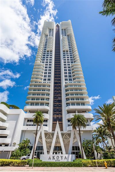 4408 - 6365 Collins Ave, Condo with 2 bedrooms, 2 bathrooms and null parking in Miami Beach FL | Image 2