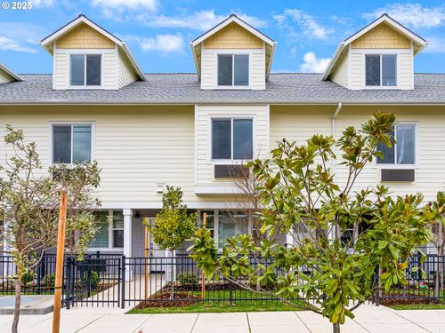 10829 E Burnside St, Portland, OR, 97216-3139 | Card Image