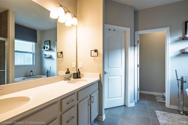 Dual vanities | Image 24
