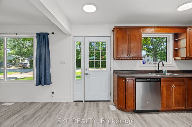 250 William St E, House other with 3 bedrooms, 2 bathrooms and 3 parking in Parkhill ON | Image 5