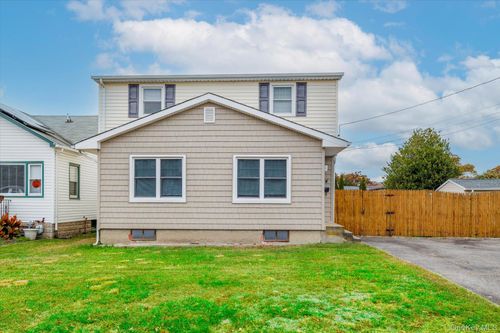 184 Dallas St, Lindenhurst, NY, 11757-5314 | Card Image