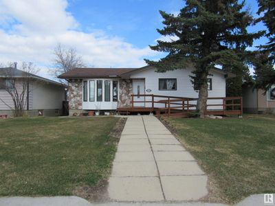 5505 56 St, House other with 4 bedrooms, 2 bathrooms and null parking in Barrhead AB | Image 3