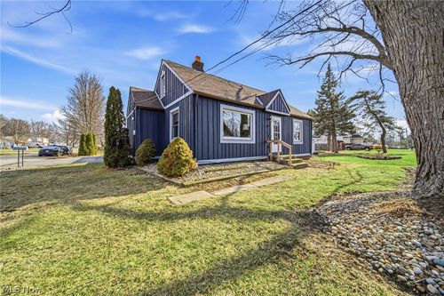 33378 Lake Shore Blvd, Eastlake, OH, 44095-2706 | Card Image