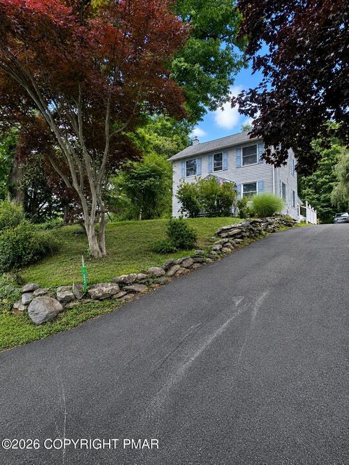 52 Smith St, East Stroudsburg, PA, 18301-2326 | Card Image