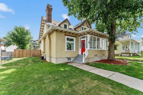 379 5 St Se, Medicine Hat, AB, T1A0M7 | Card Image