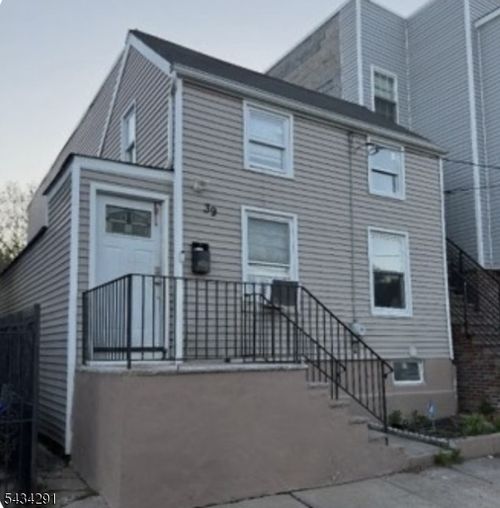 39 Jacob St, Newark, NJ, 07103-2028 | Card Image