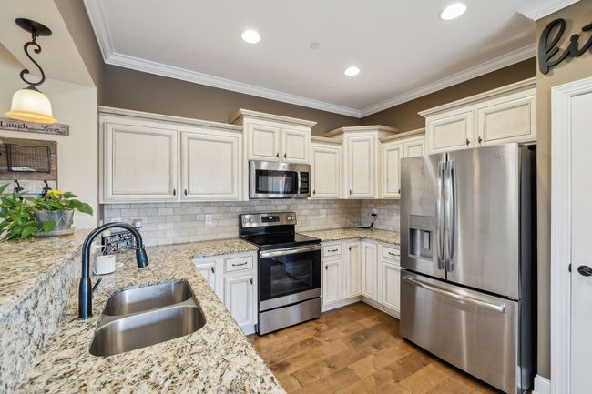 Stainless steel appliances and white cabinetry offer both style and functionality. 1107 Sycamore Leaf Way Murfreesboro, TN 37129 | Image 10