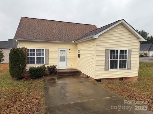 918 Faye St, Statesville, NC, 28677-3584 | Card Image