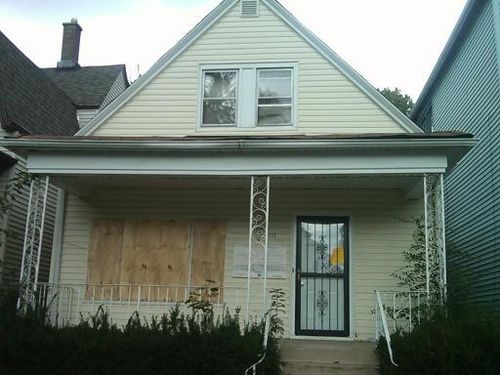 8112 S Escanaba Ave, Chicago, IL, 60617-1530 | Card Image
