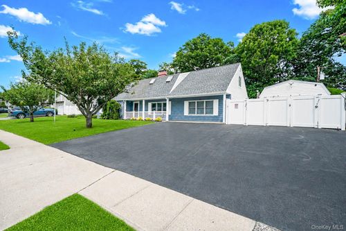 5 Horseshoe Dr, Holbrook, NY, 11741-1909 | Card Image