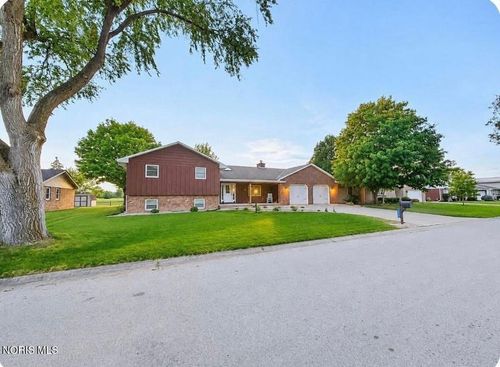 578 Angela Dr, Fostoria, OH, 44830-3303 | Card Image