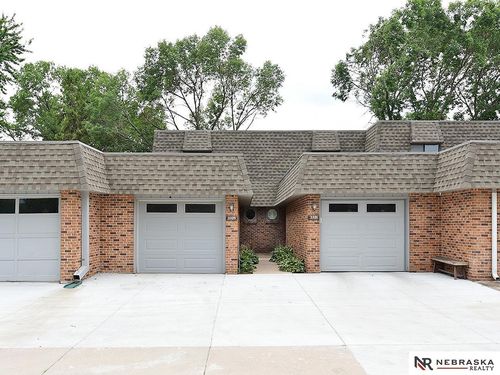 3325 Neerpark Dr, Lincoln, NE, 68506-4526 | Card Image