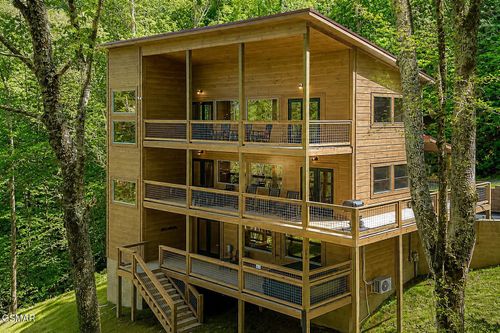 2252 Misty Shadows Dr, Sevierville, TN, 37862-8074 | Card Image