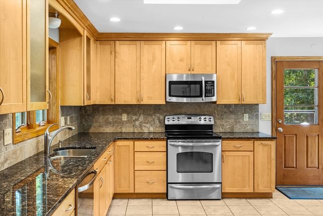 11 Walnut St, House other with 3 bedrooms, 3 bathrooms and 6 parking in Assonet MA | Image 13
