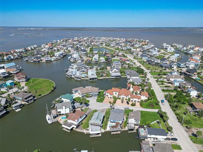 210 Sampan Dr, House other with 2 bedrooms, 2 bathrooms and 2 parking in Tiki Island TX | Image 48