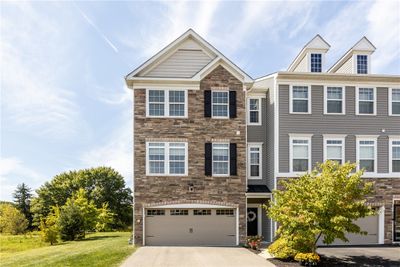 231 Eagle Dr, Townhouse with 3 bedrooms, 3 bathrooms and 4 parking in Cranberry Twp PA | Image 3