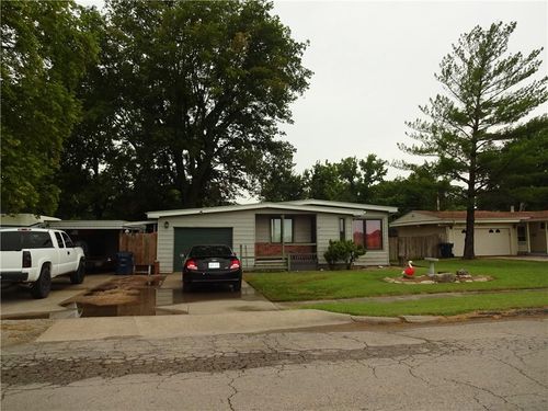 1009 W Oak St, Independence, KS, 67301-2343 | Card Image
