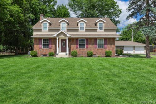 3 Mansion Dr, Hyde Park, NY, 12538-1110 | Card Image