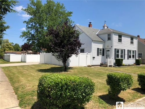758 Highland Ave, Buffalo, NY, 14223-1742 | Card Image