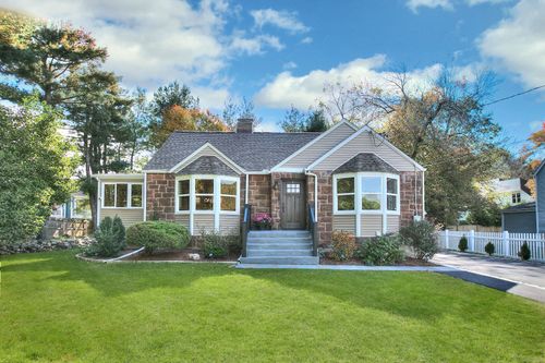 24 Mills St, Westport, CT, 06880-5502 | Card Image