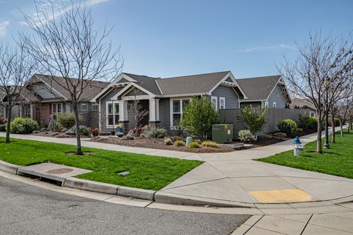 528 Waterbury Way, Medford, OR, 97504-9493 | Card Image