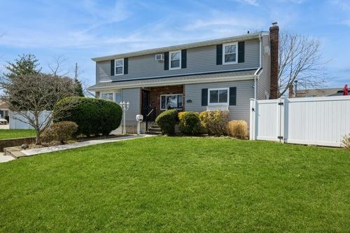 2375 Wallen Ln, North Bellmore, NY, 11710-2726 | Card Image