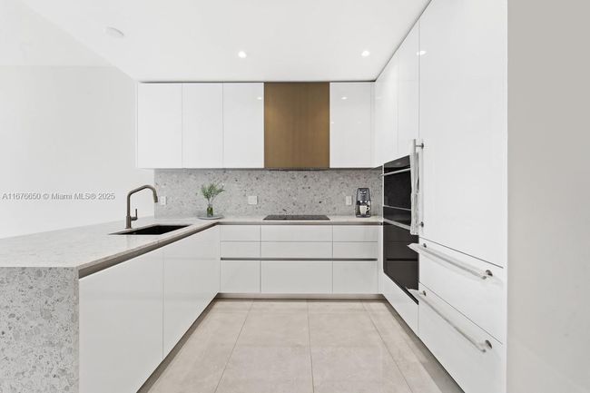 2005 - 2678 Tigertail Ave, Condo with 2 bedrooms, 2 bathrooms and null parking in Coconut Grove FL | Image 4
