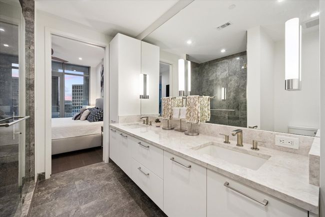 Marble ensuite | Image 12