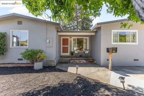 615 Manuel Dr, Novato, CA, 94945-3338 | Card Image