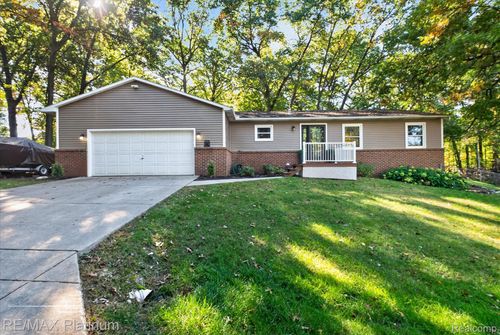 2822 Macomb St, Pinckney, MI, 48169-9218 | Card Image