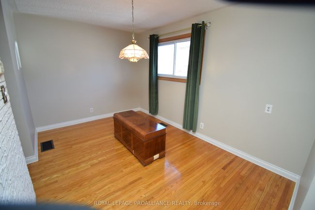 8 Walden Cir, House other with 3 bedrooms, 1 bathrooms and 4 parking in Belleville ON | Image 5