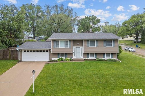 237 Colony Dr, Davenport, IA, 52806-4113 | Card Image