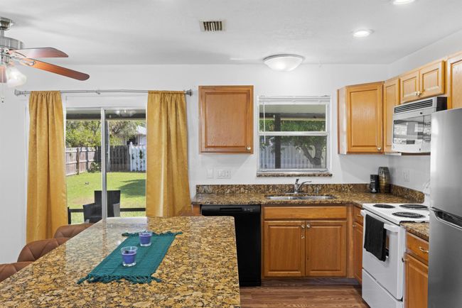 733 Se Academy Ln, House other with 2 bedrooms, 2 bathrooms and null parking in Port St. Lucie FL | Image 11