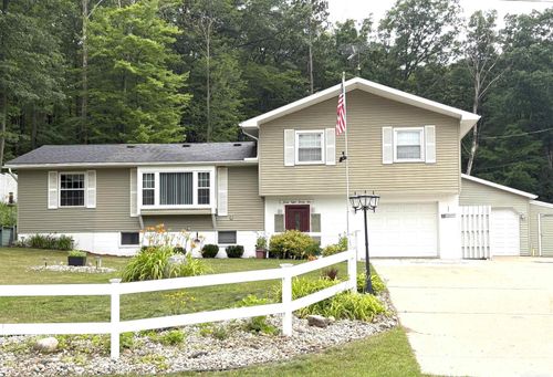 3825 Lapham Dr, Harrison, MI, 48625-8018 | Card Image