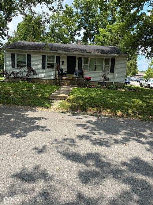 210 W Sycamore St, Zionsville, IN, 46077-1652 | Card Image