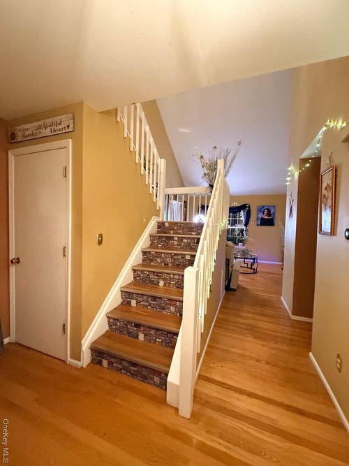 2 Marilyn Ct, Highland Mills, NY, 10930-2805 | Card Image