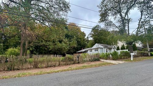 21 Newfoundland Ave, Huntington, NY, 11743-4942 | Card Image