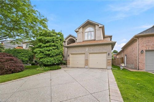 207 Valridge Dr, Ancaster, ON, L9G4Y4 | Card Image