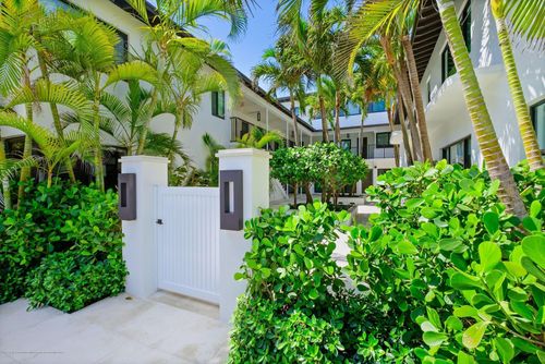 0071-122 Peruvian, Palm Beach, FL, 33480 | Card Image