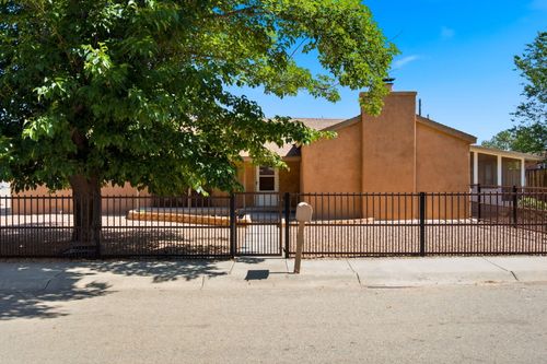 105 Green Valley Rd Nw, Los Ranchos, NM, 87107-6015 | Card Image