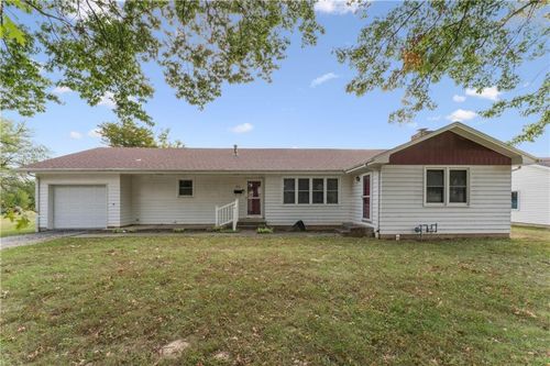 915 S Locust St, Sweet Springs, MO, 65351-1517 | Card Image