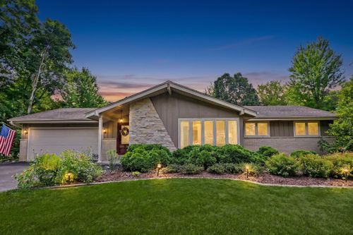 21775 Gaywood Dr, BROOKFIELD, WI, 53045-3928 | Card Image